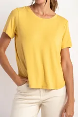 Remera de cuello redondo y manga corta, confeccionada en tejido de viscosa acanalado con un calce suave y liviano.