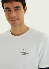 Remera de manga corta color blanco con cuello redondo y pequeño estampado frontal negro con el texto "Hering 1880".