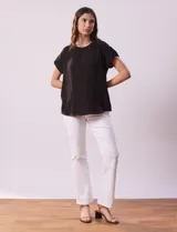 Blusa negra de gasa con cuello a la base y mangas cortas con presilla y botón.