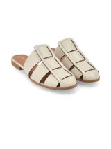 Sandalias planas color crudo, estilo chinela, con diseño de tiras anchas entrelazadas en la parte superior y puntera cerrada redondeada. Cuenta con suela plana y pequeño tacón cuadrado.