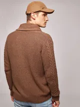 Cárdigan de punto jaspeado color gris oscuro, con cuello smoking, cierre frontal con botones de madera y ochos en el tejido.