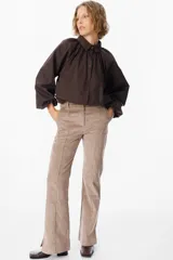 Pantalón de vestir verde oliva de pana, con corte sastrero y bota ancha.