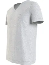 Remera de cuello en V, confeccionada en algodón, con mangas cortas y logo de la marca bordado en el pecho.
