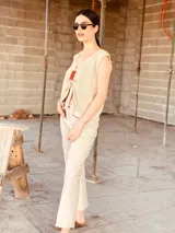 Pantalón slouchy de cuero ovino italiano color nude, corte mom fit con tiro semi alto y tajos inferiores.