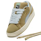 Championes Puma modelo Suede XL, color tostado con detalles en celeste. Confeccionados en gamuza, presentan cordones gruesos, suela de goma texturizada y el logo de la marca en dorado en el lateral.