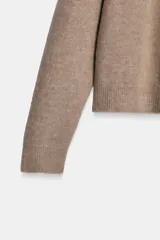 Jersey de punto de cuello redondo y manga larga, con textura jaspeada.