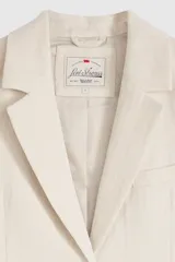 Blazer holgado color beige, de corte clásico con solapas de muesca, cierre frontal de un botón, bolsillos con solapa y mangas largas con botones en los puños.