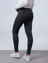 Legging elastizada azul oscuro, marca Alex & Jordan. Pretina ancha con faja interna moldeadora.