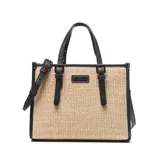 Cartera mediana tipo tote con cuerpo tejido en rafia de color beige y detalles en cuero sintético negro, incluyendo asas de mano, ribetes y correas frontales decorativas con hebillas. Cuenta con una correa larga ajustable y desmontable, y placa metálica con el logo de la marca en el frente.