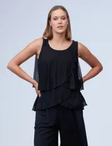 Blusa negra sin mangas de microtul con capas, marca Harper 241. Tiene hombros con broche de brillo y forro interno a tono.