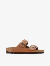 Sandalias Birkenstock modelo Arizona, color coñac, con dos correas ajustables de cuero engrasado, plantilla anatómica de corcho y látex cubierta de ante, y suela de EVA.