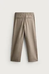 Pantalón de corte regular fit confeccionado en tejido mezcla de algodón, con cintura elástica ajustable mediante cordón, bolsillos laterales y bolsillos traseros de vivo.