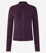 Campera deportiva Get Over de cuello alto, con cierre frontal por cremallera y bolsillos laterales. Confeccionada en tejido técnico de poliamida y elastano, ideal para actividades físicas.