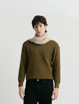 Sweater de punto con escote redondo, confeccionado en algodón con textura de punto fantasía en cuerpo y mangas, y terminaciones en punto canalé en cuello y puños.