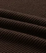 Remera masculina de manga corta, cuello redondo y color marrón oscuro, confeccionada en tejido acanalado de poliéster y algodón.