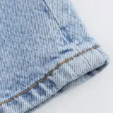 Short tipo bermuda de jean en color azul claro, con diseño de cinco bolsillos, cierre frontal con botón y costuras reforzadas.