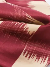 Pañuelo de seda o material similar, estampado con patrón de leopardo en tonos marrones y negros, con borde liso negro.