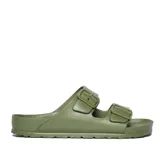 Sandalias tipo Birkenstock color verde oliva, con doble tira ajustable con hebillas. Fabricadas con materiales veganos, impermeables y ultraligeras.