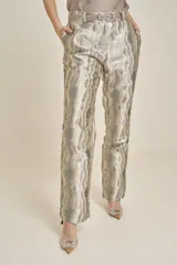 Pantalón de vestir de corte recto, con estampado abstracto en tonos grises y plateados, bolsillos laterales y presillas para cinturón.