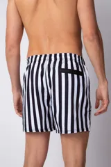 Short de baño con diseño de rayas verticales en blanco y negro, con cintura elástica ajustable mediante cordón y logo metálico pequeño en el ruedo.