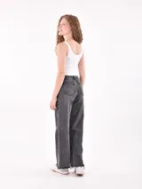 Musculosa corta de tejido acanalado color verde menta, con escote redondo y tirantes anchos. Presenta un pequeño bordado frontal con forma de flor o mariposa en tonos rosados.