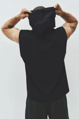 Buzo deportivo negro sin mangas con capucha y cordón ajustable, de corte regular.