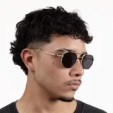 Lentes de sol con marco metálico negro de diseño hexagonal y doble puente. Cuentan con protección UV400 y cristales oscuros.