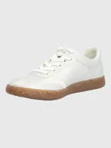 Championes de estilo urbano en color plateado metalizado, con cordones blancos y suela de goma color caramelo con efecto moteado.