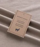 Remera de corte slim, cuello redondo y manga corta, confeccionada en algodón suave. Diseño básico y versátil sin estampados.