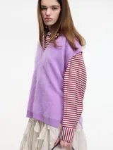 Sweater sin mangas de cuello V, color azul marino, confeccionado en cashmere.