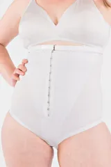 Faja alta color blanco, confeccionada en tela de alta contención con refuerzo frontal y ganchos delanteros reforzados. Incluye breteles desmontables y regulables.