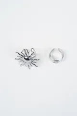 Set de dos anillos de metal color plateado, uno con diseño de sol y otro de banda simple.