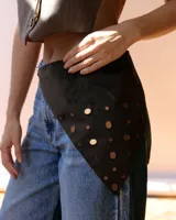 Bandana de símil gamuza con detalles de apliques acrílicos espejados en forma de estrellas y círculos. Diseño versátil para usar en la cintura o en el cuello.