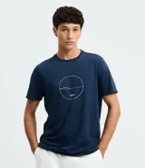 Remera regular de algodón y poliéster color azul marino, con cuello redondo, mangas cortas y estampado geométrico de montaña en el centro del pecho.