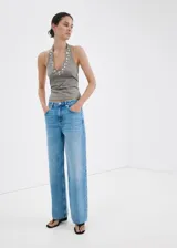 Top gris de corte entallado y escote halter, sin mangas, confeccionado en mezcla de lino y algodón. Presenta un diseño adornado con botones decorativos de nácar a lo largo del escote y los tirantes.