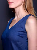 Vestido midi azul de lino, corte recto, con escote en V y tajo lateral.