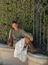 Bota de caña alta confeccionada en cuero vacuno encerado color chocolate. Presenta una suela track negra de 3 cm, hebilla metálica ajustable en la parte superior de la caña y una tira decorativa con herrajes niquelados en la zona del tobillo.