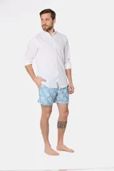 Short de baño celeste con estampado de flores blancas.