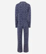 Pijama largo estilo americano compuesto por una blusa de manga larga con escote en V y cierre frontal de botones, y un pantalón con cintura elástica. Ambas piezas presentan un estampado de flores pequeñas sobre fondo azul oscuro con detalles de ribetes blancos.