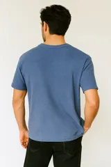 Remera manga corta color verde militar, de tejido waffle con bolsillo en el pecho y cuello redondo.