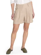 Short de lino orgánico color crema, de tiro alto con pinzas, bolsillos cargo laterales y cierre frontal con botones.