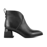 Bota corta de cuero negro con puntera fina y taco cuadrado con detalle metálico.