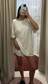Conjunto de descanso compuesto por un remerón de corte amplio y short, en color beige con ribetes en contraste color marrón. Confeccionado en una mezcla de viscosa, lino y elastano, ofreciendo una caída suave y liviana.