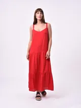 Vestido largo rojo de tirantes, con escote redondo y falda amplia con volados fruncidos en capas.