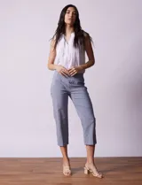 Pantalón capri a rayas azules y blancas, marca Zac & Rachel, con pretina ancha elastizada.