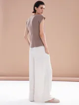 Pantalón palazzo blanco con cintura alta y cordón ajustable.