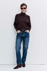 Pantalón de jean corte regular, de tiro medio y pierna recta, en tono azul clásico con efecto lavado.