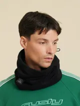 Cuello polar negro con ajuste de cordón y logo de la marca estampado en blanco.