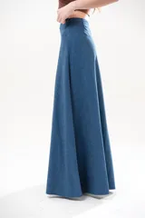 Pollera larga de jean azul, de corte evasé y tiro alto.