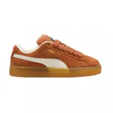 Championes Puma Suede XL color marrón con franja lateral blanca y suela de goma color caramelo.